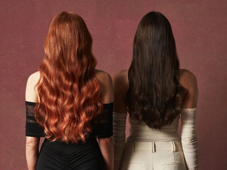 Cliente aux cheveux longs et brillants au salon